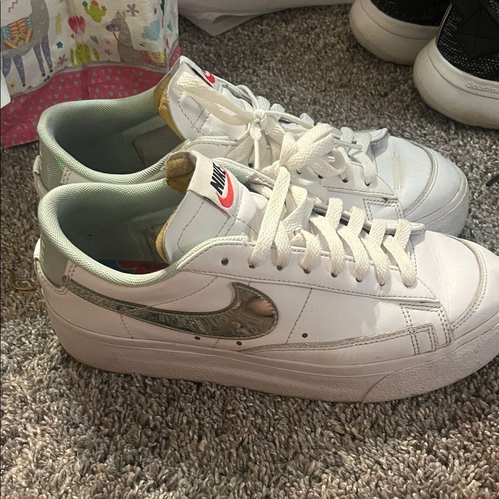 Nike White Leather Sneakers with Silver Patterned Swoosh and Mint Lining